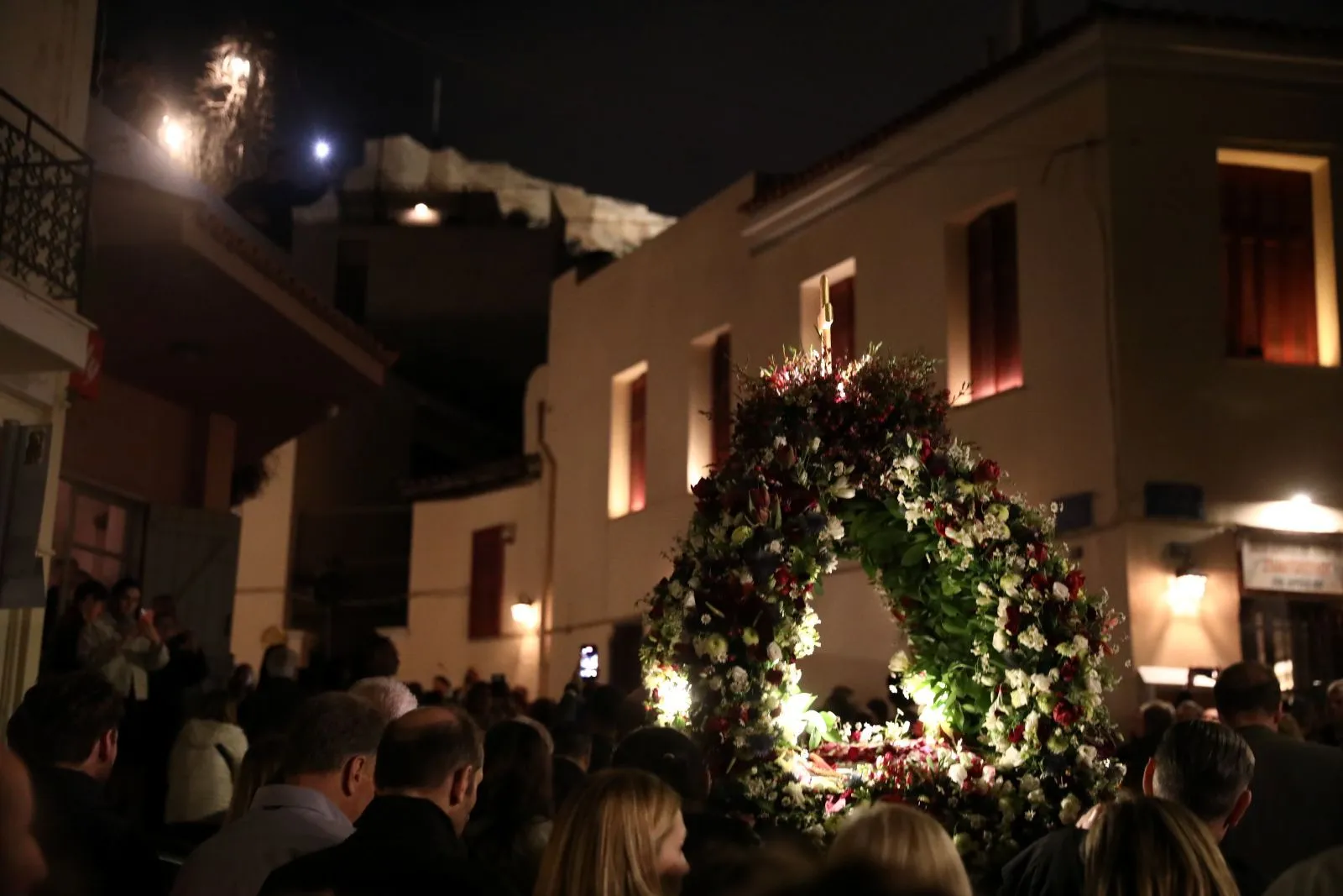 Περιφορά του Επιταφίου του Ιερού Ναού Αγίου Νικολάου Ραγκαβά στη Πλάκα, στην Αθήνα.
