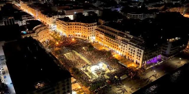 Μεγαλοπρέπεια στη Θεσσαλονίκη: Συνάντηση πέντε Επιταφίων στην πλατεία Αριστοτέλους