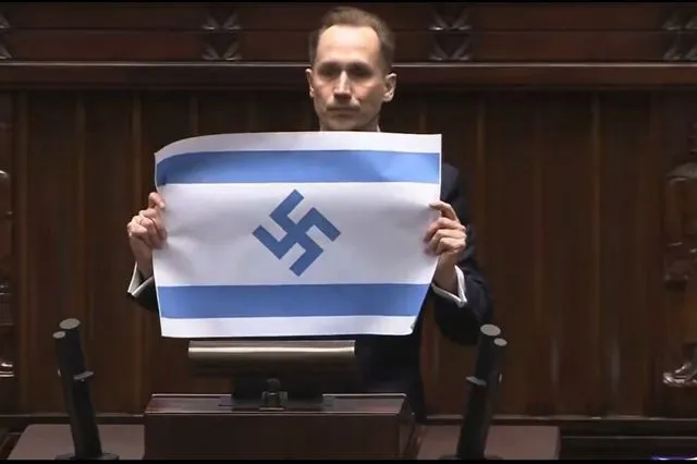 Πολωνία: Ακροδεξιός βουλευτής άνοιξε σημαία του Ισραήλ με μια σβάστικα μέσα στη Βουλή