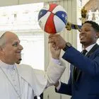 Ο Πάπας Λέων με τους Harlem Globetrotters