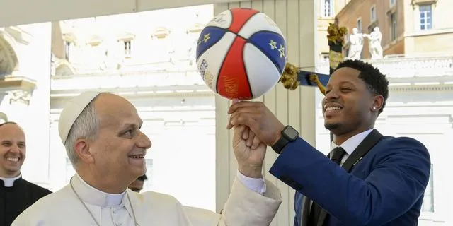 Ο Πάπας Λέων με τους Harlem Globetrotters