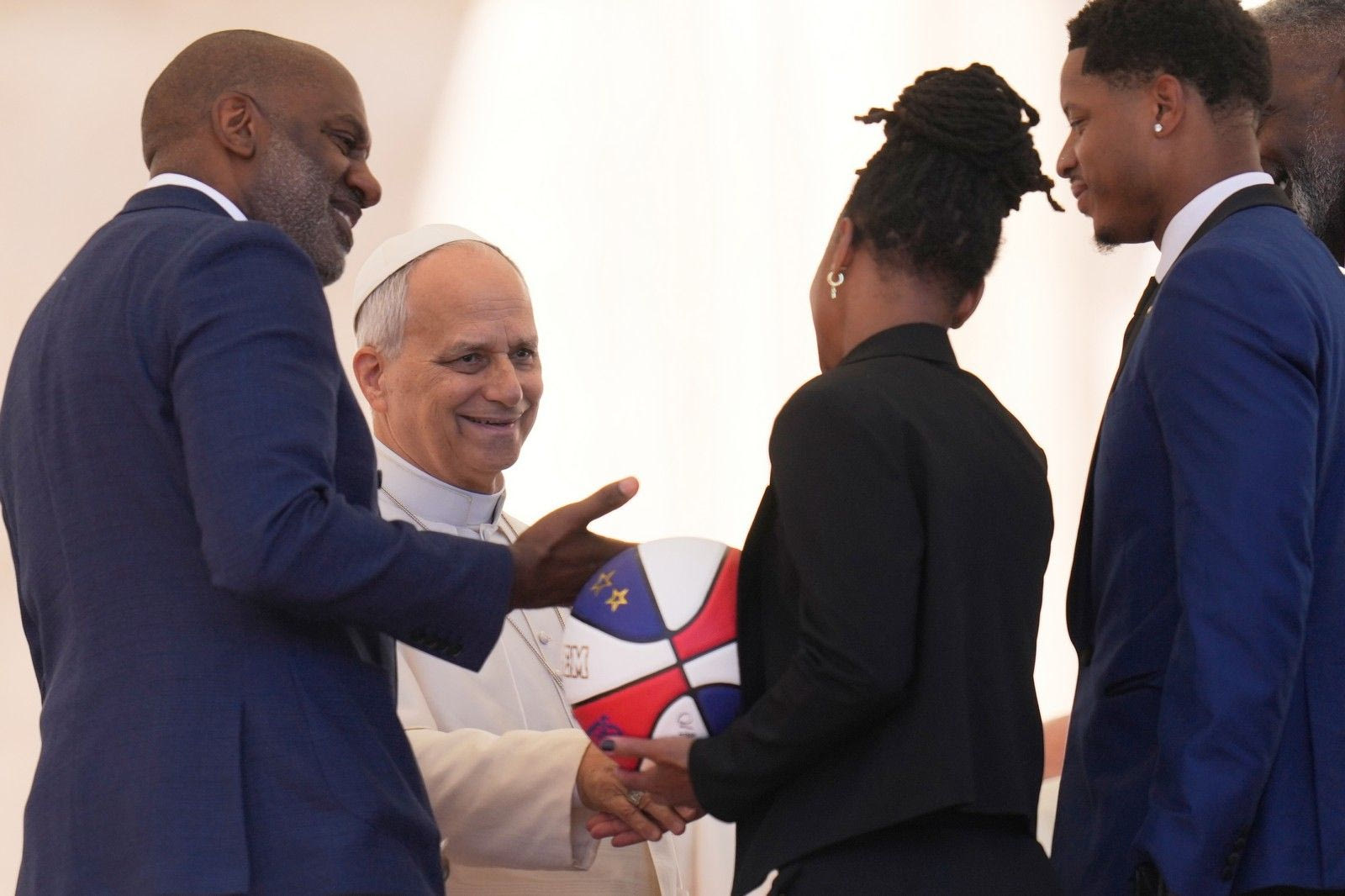 Ο Πάπας Λέων με τους Harlem Globetrotters