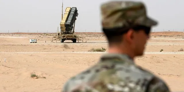 Μέλος της Πολεμικής Αεροπορίας των ΗΠΑ στην αεροπορική βάση Prince Sultan (φωτογραφία αρχείου)