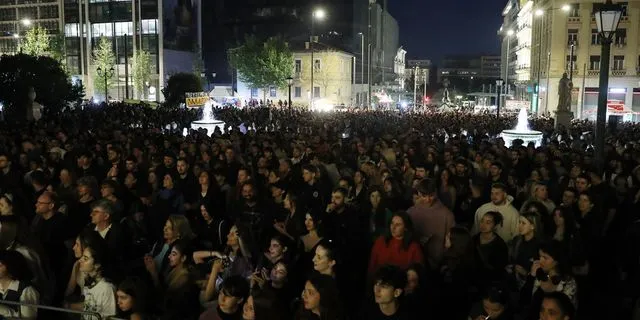 Κατάμεστα τα Προπύλαια στην αντιπολεμική συναυλία για τη Γάζα