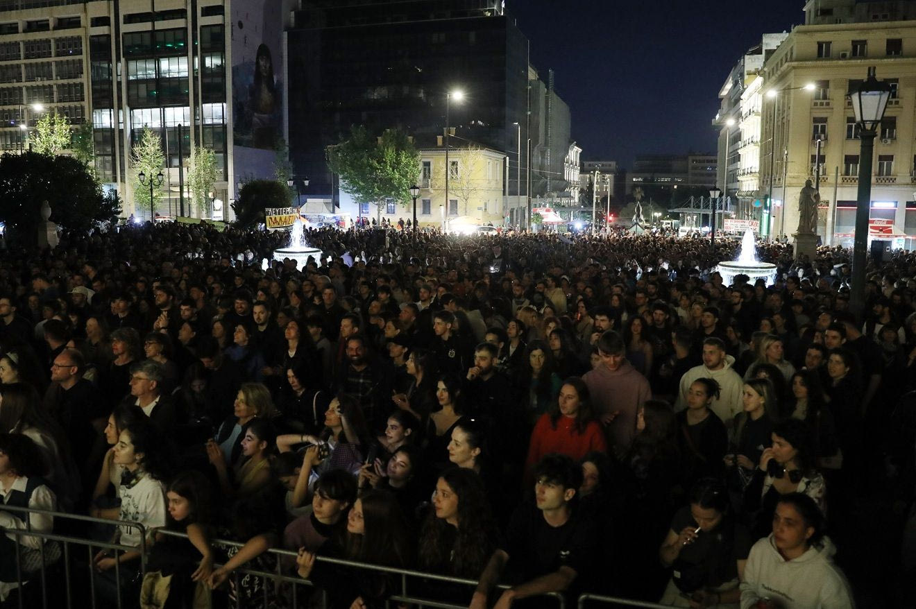 Κατάμεστα τα Προπύλαια στην αντιπολεμική συναυλία για τη Γάζα