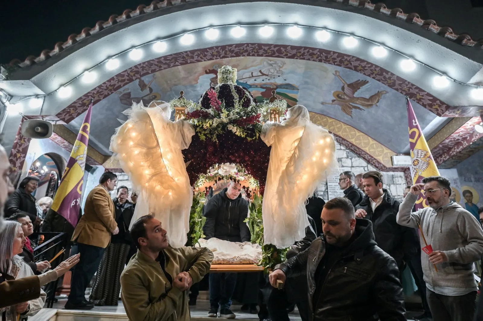 Περιφορά του Επιταφίου στον Ιερό Ναό Προφήτη Ηλία στην Ροδόπολη Διονύσου.