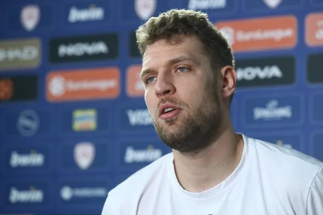 Βεζένκοβ: Δεν απαντάω σε κανέναν, είναι καινούργια μόδα ο ένας να μιλά για τον άλλο