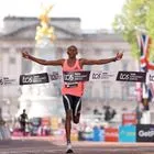 Ο Κενυάτης Σάουε έγραψε ιστορία: Έσπασε το φράγμα των δύο ωρών σε Μαραθώνιο