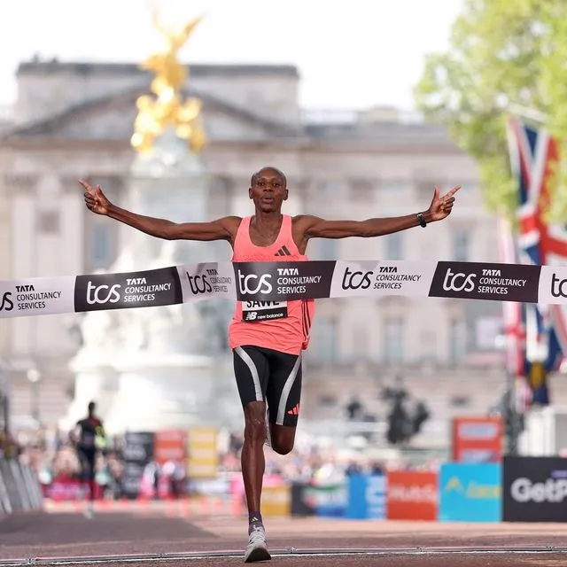 Ο Κενυάτης Σάουε έγραψε ιστορία: Έσπασε το φράγμα των δύο ωρών σε Μαραθώνιο