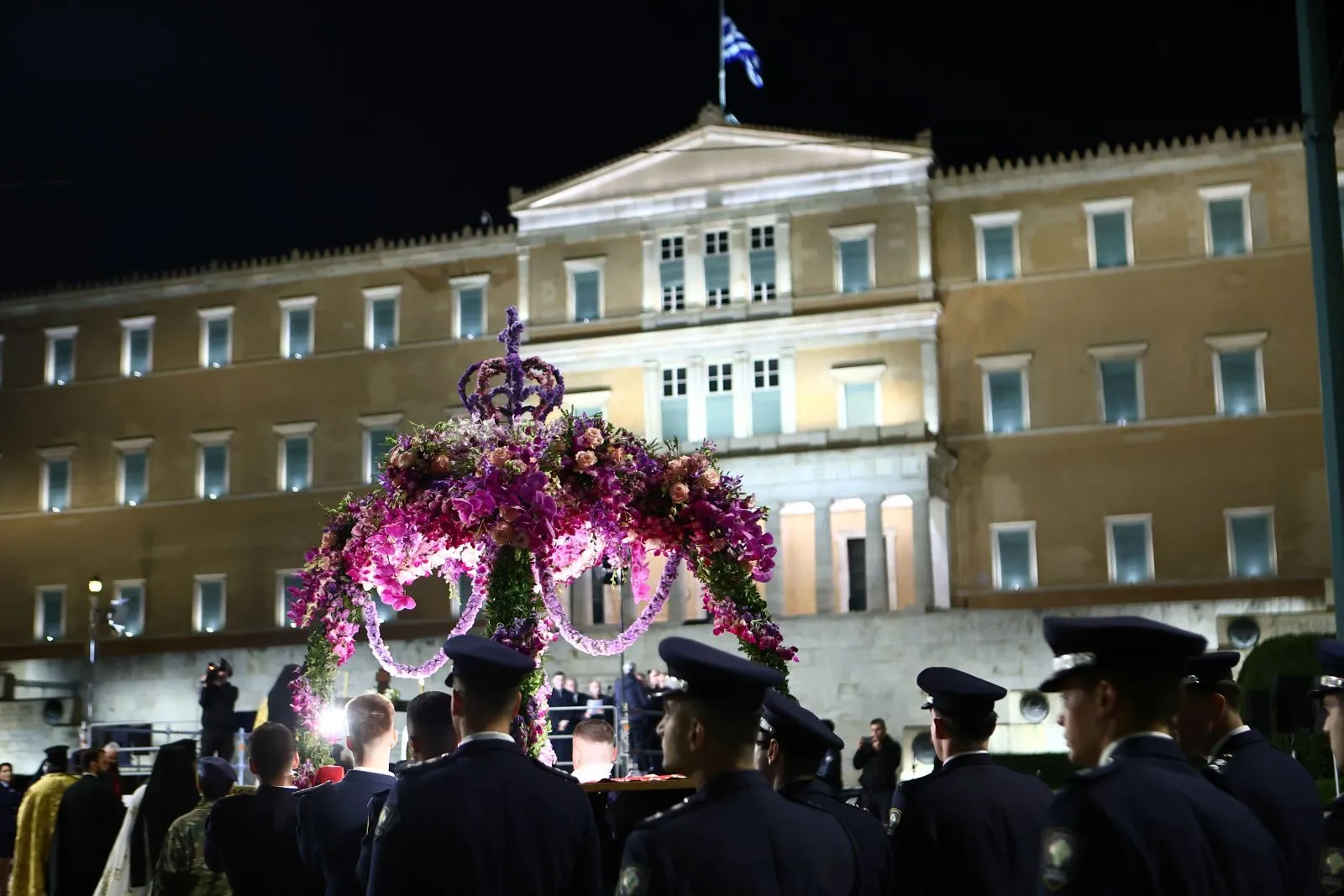 ΑΚΟΛΟΥΘΙΑ ΕΠΙΤΑΦΙΟΥ ΣΤΗ ΜΗΤΡΟΠΟΛΗ ΑΘΗΝΩΝ ΚΑΙ ΠΕΡΙΦΟΡΑ ΣΤΟ ΣΥΝΤΑΓΜΑ