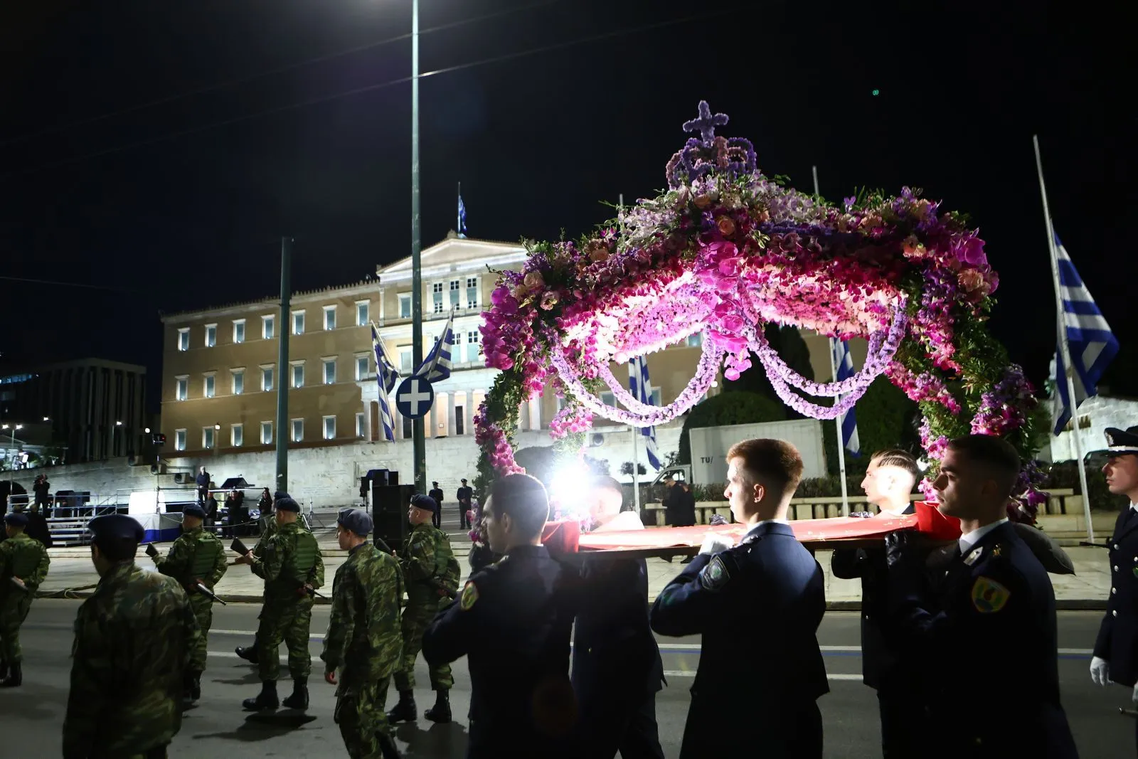 ΑΚΟΛΟΥΘΙΑ ΕΠΙΤΑΦΙΟΥ ΣΤΗ ΜΗΤΡΟΠΟΛΗ ΑΘΗΝΩΝ ΚΑΙ ΠΕΡΙΦΟΡΑ ΣΤΟ ΣΥΝΤΑΓΜΑ