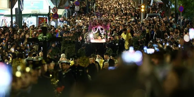 ΑΚΟΛΟΥΘΙΑ ΕΠΙΤΑΦΙΟΥ ΣΤΗ ΜΗΤΡΟΠΟΛΗ ΑΘΗΝΩΝ ΚΑΙ ΠΕΡΙΦΟΡΑ ΣΤΟ ΣΥΝΤΑΓΜΑ