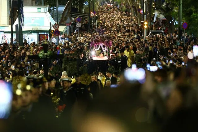 ΑΚΟΛΟΥΘΙΑ ΕΠΙΤΑΦΙΟΥ ΣΤΗ ΜΗΤΡΟΠΟΛΗ ΑΘΗΝΩΝ ΚΑΙ ΠΕΡΙΦΟΡΑ ΣΤΟ ΣΥΝΤΑΓΜΑ