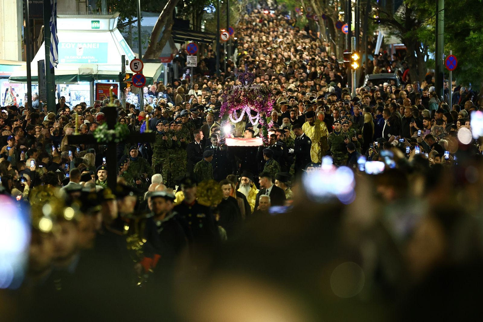 ΑΚΟΛΟΥΘΙΑ ΕΠΙΤΑΦΙΟΥ ΣΤΗ ΜΗΤΡΟΠΟΛΗ ΑΘΗΝΩΝ ΚΑΙ ΠΕΡΙΦΟΡΑ ΣΤΟ ΣΥΝΤΑΓΜΑ