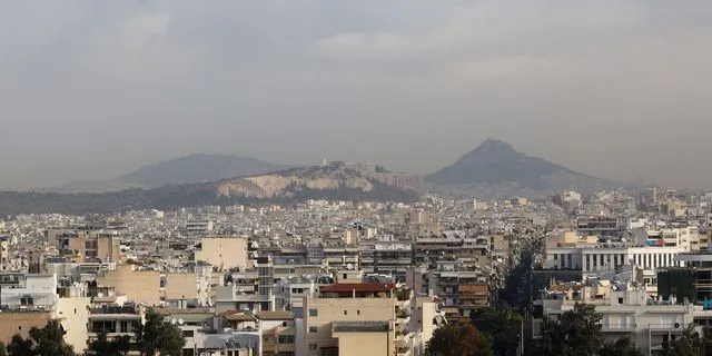 Συννεφιασμένος καιρός, με έντονη αφρικανική σκόνη – Πού θα πέσουν λασποβροχές