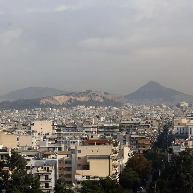 Συννεφιασμένος καιρός, με έντονη αφρικανική σκόνη – Πού θα πέσουν λασποβροχές