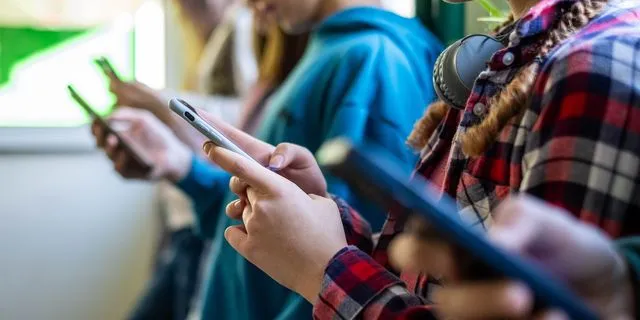 “Όχι” στην απαγόρευση social media στους ανήλικους – Κοινή παρέμβαση 28 ευρωπαϊκών Οργανώσεων Νεολαίας