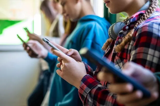 "Όχι" στην απαγόρευση social media στους ανήλικους - Κοινή παρέμβαση 28 ευρωπαϊκών Οργανώσεων Νεολαίας