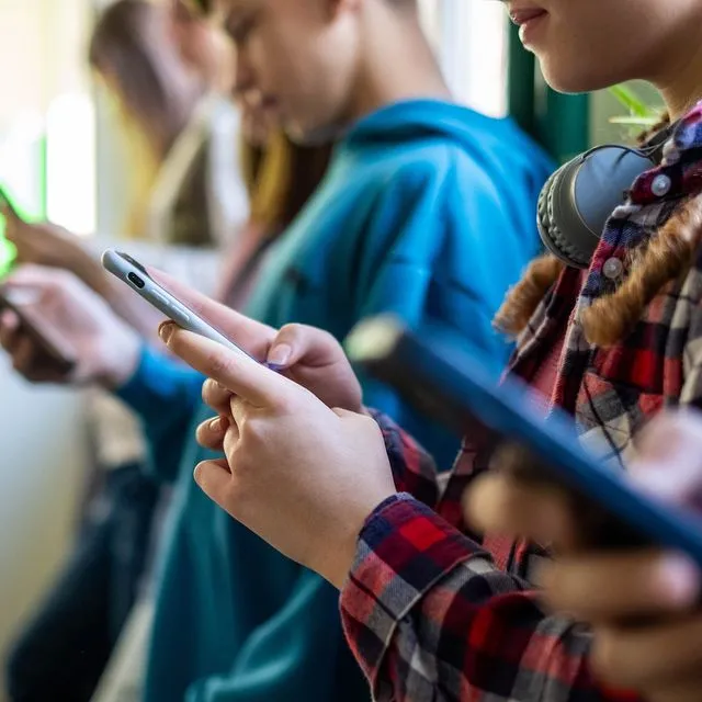 “Όχι” στην απαγόρευση social media στους ανήλικους – Κοινή παρέμβαση 28 ευρωπαϊκών Οργανώσεων Νεολαίας