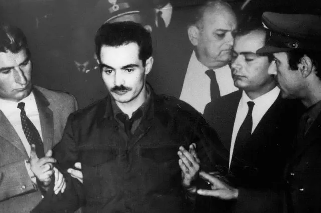 “Όταν χτυπήσεις δυο φορές, ύστερα τρεις και πάλι δυο, Αλέξανδρέ μου"
