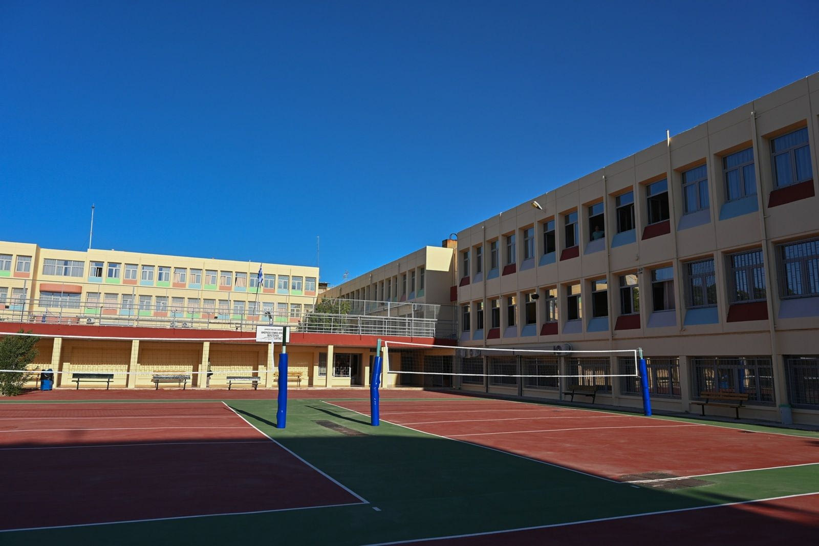 Χαϊδάρι: Μαθήτρια του 7ου Γυμνασίου έπεσε από μπαλκόνι στο προαύλιο - Νοσηλεύεται διασωληνωμένη