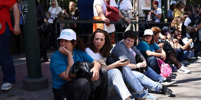 Σχολικές καθαρίστριες: «Είμαστε όμηροι 20 χρόνια» – Τα αιτήματα της απεργίας τους