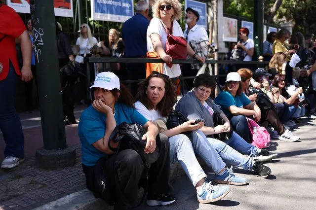 Σχολικές καθαρίστριες: «Είμαστε όμηροι 20 χρόνια» – Τα αιτήματα της απεργίας τους