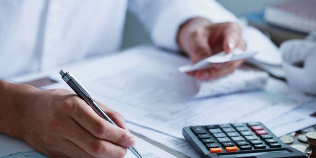 ΟΟΣΑ: Μειώθηκε η συνολική φορολογική επιβάρυνση των μισθών στην Ελλάδα το 2025