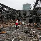 Εθελοντής του Ερυθρού Σταυρού ανάμεσα σε συντρίμμια