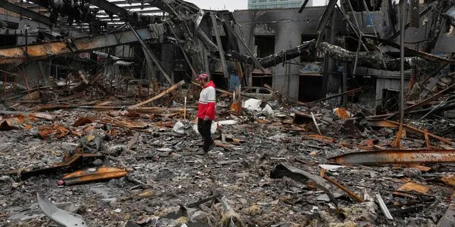 Εθελοντής του Ερυθρού Σταυρού ανάμεσα σε συντρίμμια