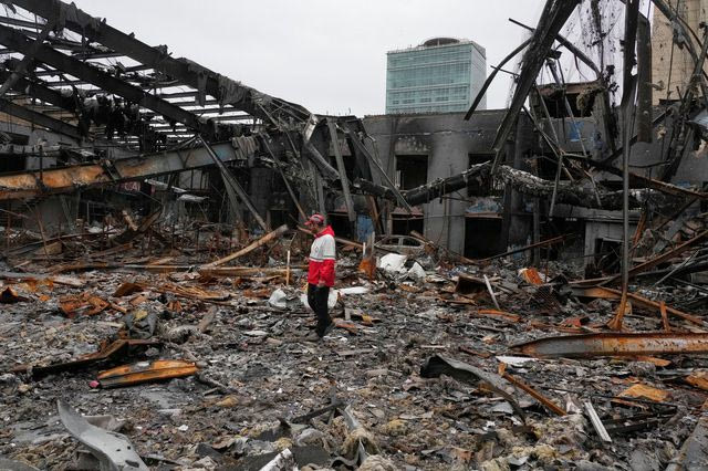 Εθελοντής του Ερυθρού Σταυρού ανάμεσα σε συντρίμμια