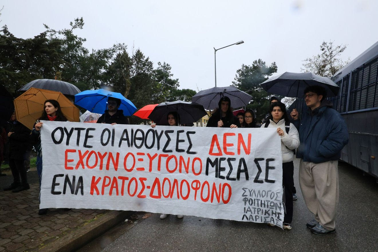 Δίκη για τα Τέμπη: Συγκίνηση και διαμαρτυρίες στη δεύτερη συνεδρίαση