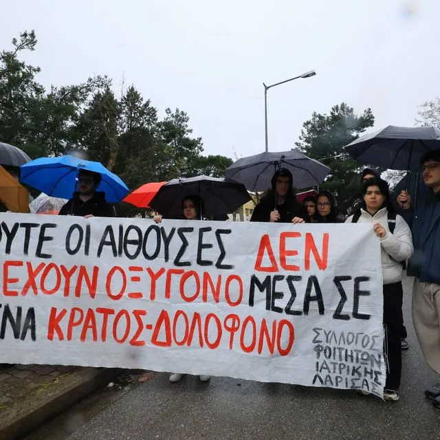 Δίκη για τα Τέμπη: Συγκίνηση και διαμαρτυρίες στη δεύτερη συνεδρίαση