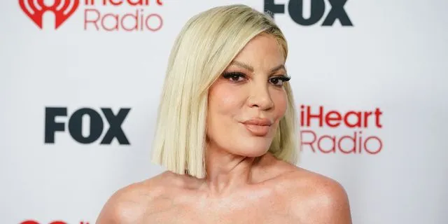 Στο νοσοκομείο η Τόρι Σπέλινγκ και 7 παιδιά μετά από τροχαίο