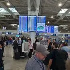 Η Ελλάδα αγνοεί την Κομισιόν για τους Βρετανούς τουρίστες, αλλά όχι για τον ΦΠΑ στα καύσιμα