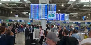 Η Ελλάδα αγνοεί την Κομισιόν για τους Βρετανούς τουρίστες, αλλά όχι για τον ΦΠΑ στα καύσιμα