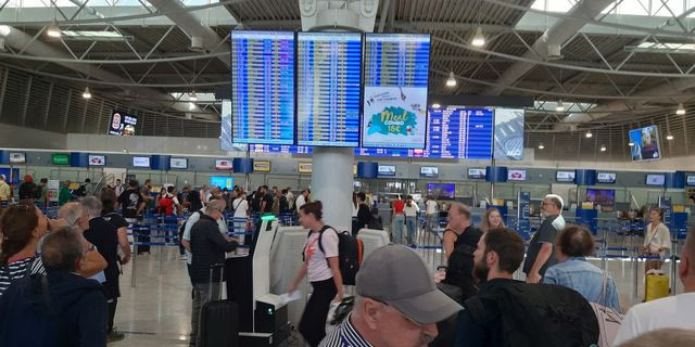 Η Ελλάδα αγνοεί την Κομισιόν για τους Βρετανούς τουρίστες, αλλά όχι για τον ΦΠΑ στα καύσιμα