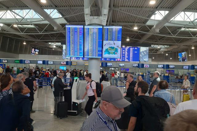 Η Ελλάδα αγνοεί την Κομισιόν για τους Βρετανούς τουρίστες, αλλά όχι για τον ΦΠΑ στα καύσιμα