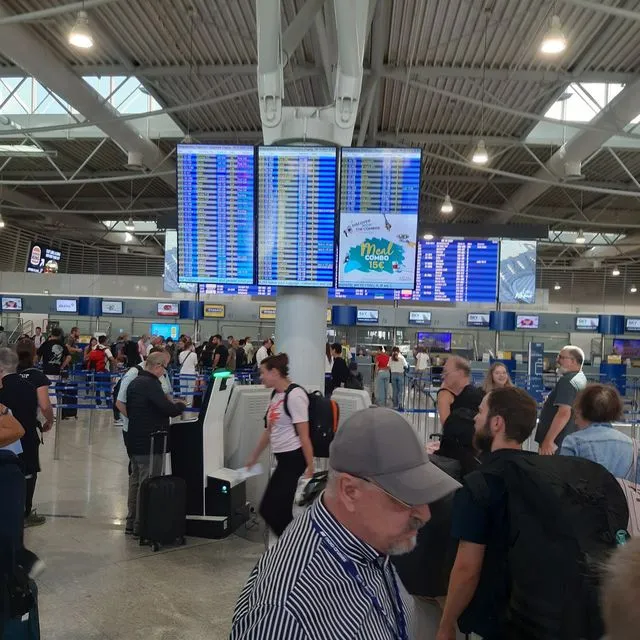 Η Ελλάδα αγνοεί την Κομισιόν για τους Βρετανούς τουρίστες, αλλά όχι για τον ΦΠΑ στα καύσιμα