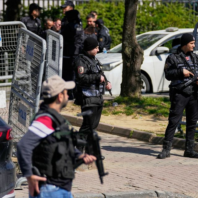 Αστυνομικές δυνάμεις έξω από το προξενείο του Ισραήλ στην Κωνσταντινούπολη