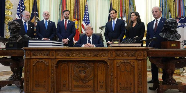 O Ντόναλντ Τραμπ μαζί με τους εκπροσώπους των ΗΠΑ, του Ισραήλ και του Λιβάνου που συμμετείχαν στις συνομιλίες