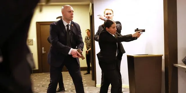 Η στιγμή που ο Ντόναλντ και η Μελάνια Τραμπ φυγαδεύονται μετά τους πυροβολισμούς – Βίντεο