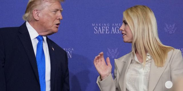 Ο Ντόναλντ Τραμπ με την απολυθείσα Γενική Εισαγγελέα Παμ Μπόντι - Δευτέρα 23 Μαρτίου 2026, Μέμφις