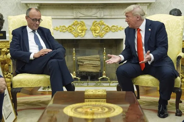 Ντόναλντ Τραμπ και Φρίντριχ Μερτς