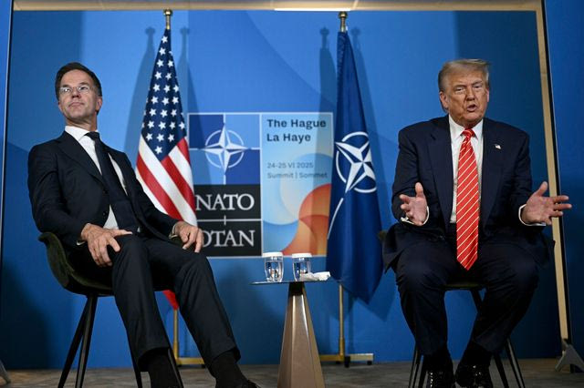 Ο Ντόναλντ Τραμπ με τον Γενικό Γραμματέα του ΝΑΤΟ Μαρκ Ρούτε