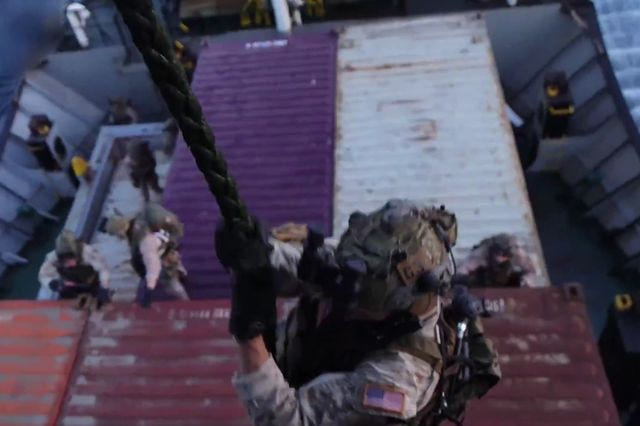 Νέο αμερικανικό ρεσάλτο σε πλοίο στην Αραβική θάλασσα