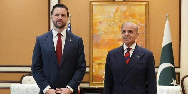 Ο Τζέι Ντι Βανς με τον πρωθυπουργό του Πακιστάν.