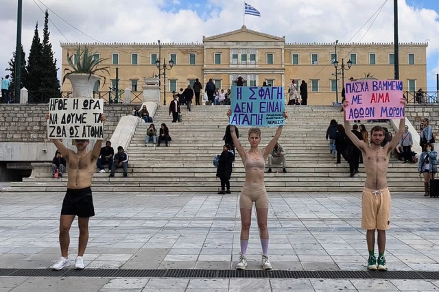 “Η σφαγή δεν είναι αγάπη” – Διαμαρτυρία vegans στο Σύνταγμα