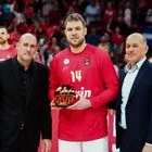 Ολυμπιακός: Το βίντεο με τους αδελφούς Αγγελόπουλους να δίνουν το βραβείο του MVP στον Βεζένκοβ