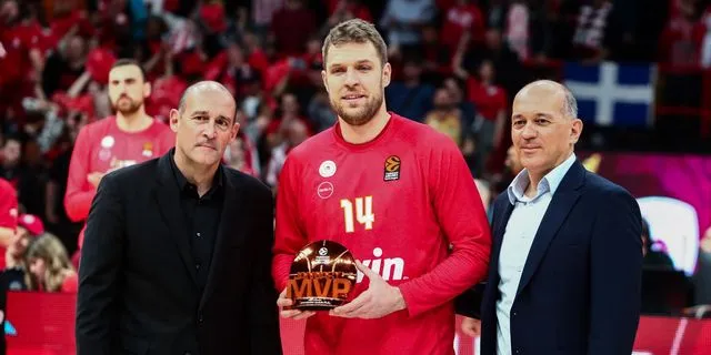 Το βίντεο με τους αδελφούς Αγγελόπουλους να δίνουν το βραβείο του MVP στον Βεζένκοβ